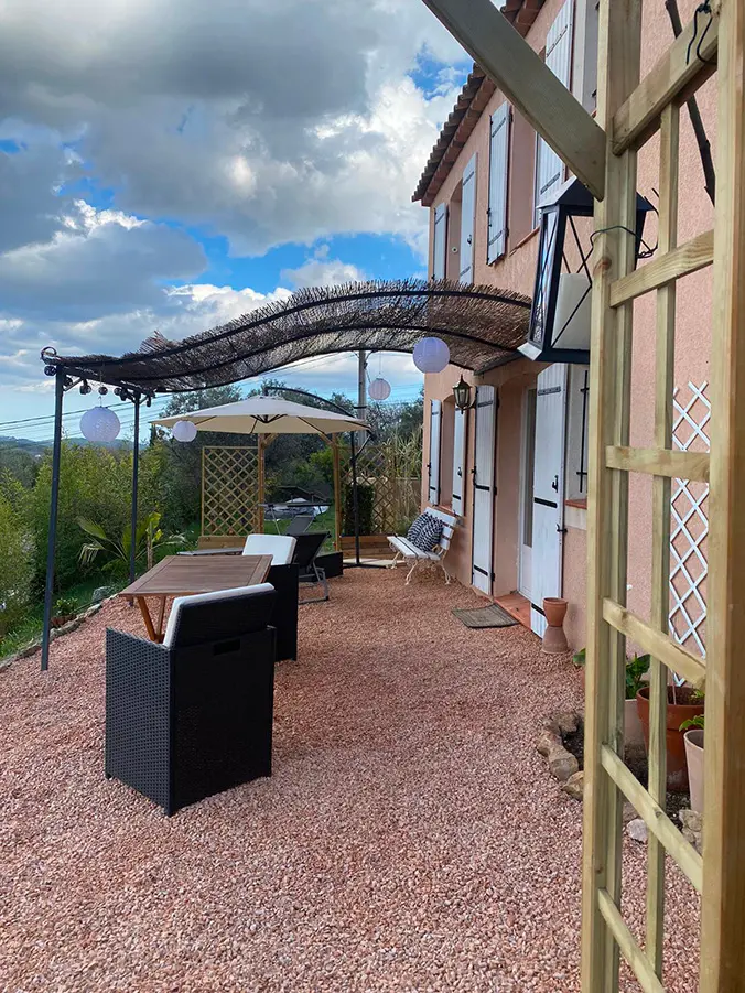 Entrance to the terrace of l'Escale Provencale accommodation
